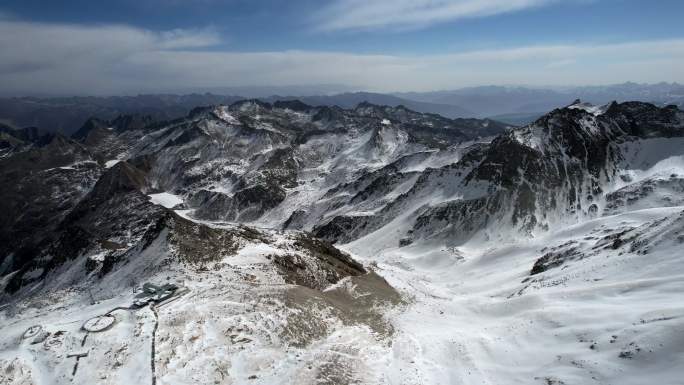 川西高原、雪山、国旗、飘动的国旗-可商用