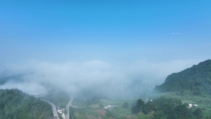 大山里的云雾高铁从下穿过