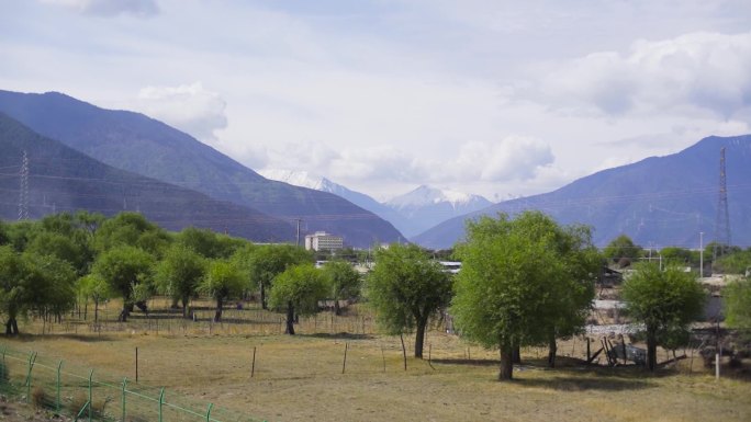 自驾游 自驾 户外游玩 路过山谷