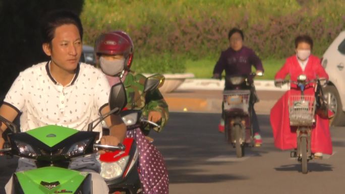 城市街景骑行骑电瓶车上班族忙忙碌碌车流