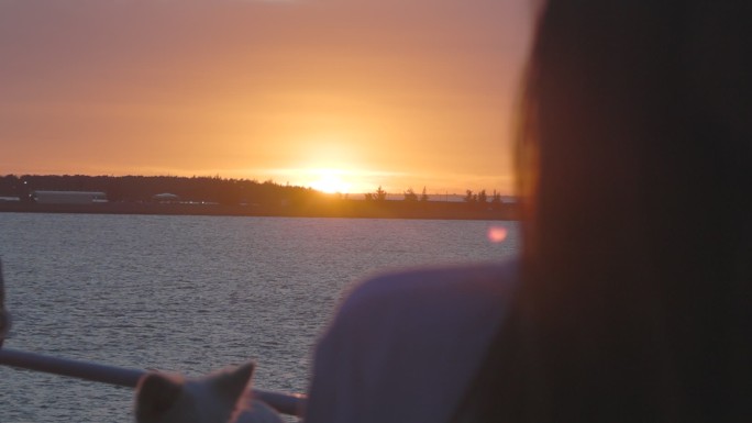 在海上夕阳落日光束穿过人唯美原素材