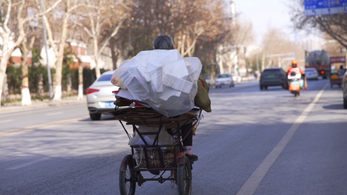 收废品捡垃圾收破烂路上骑车拉货运输