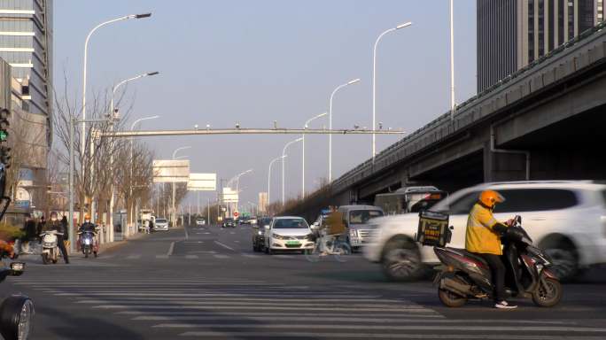 市井气息过马路街道辛酸生活忙碌生活气息