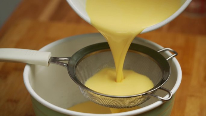 烘焙甜点筛面粉打发蛋白过滤等步骤