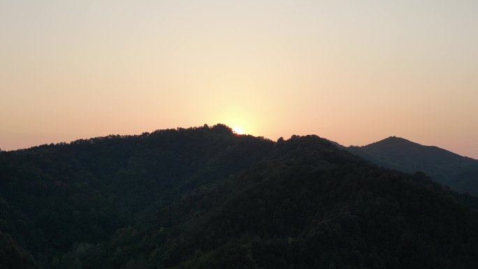 唯美黄昏日落夕阳山脊线