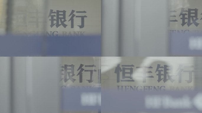 银行透过转门拍摄LOGO