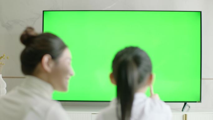 妈妈和女儿看电视 绿屏 抠像