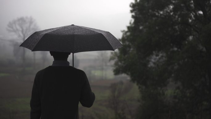 雨中打伞的人背影