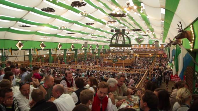 俯拍慕尼黑啤酒节活动现场狂欢的人群