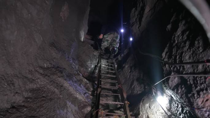 煤矿金属矿挖矿工人作业下井爬梯
