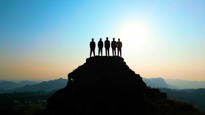 登高望远登上山顶的人群航拍登山青年团队光