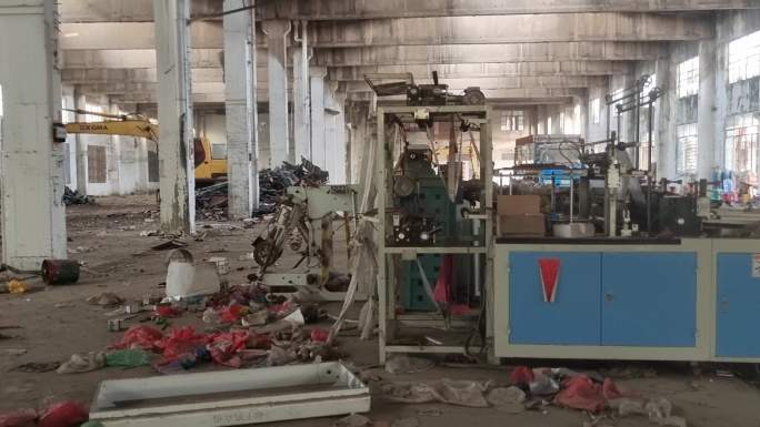 废弃工厂设备破旧车间老工业回忆废弃机器
