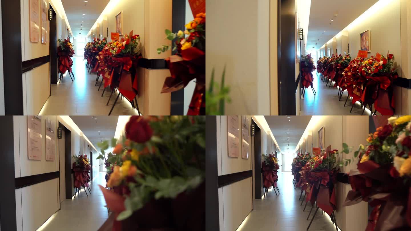 走廊过道里的花篮祝贺