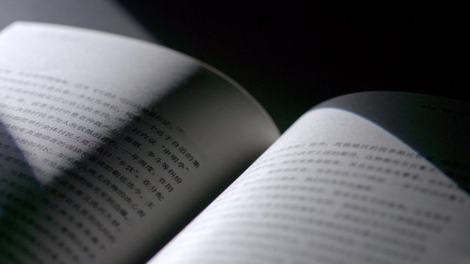 书本光影意境写意抽象概念时间流逝