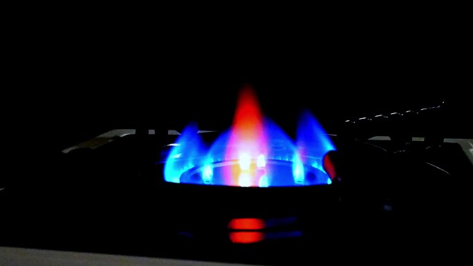 煤气瞬间打着火-红色蓝色的火苗