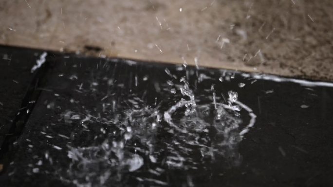 老街屋檐滴水房屋水滴落在石板街上升格特写