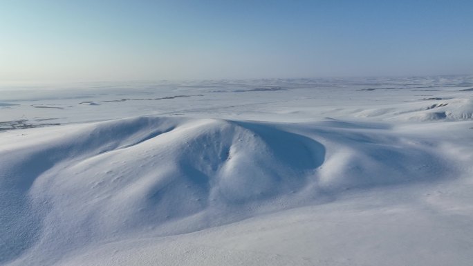 白雪覆盖的山坡