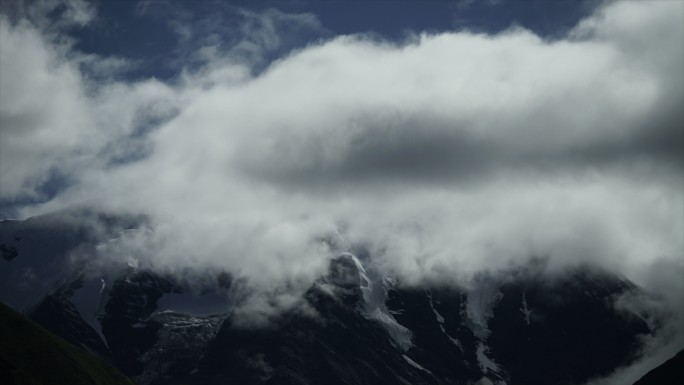 贡嘎雪山山峰云雾滚滚