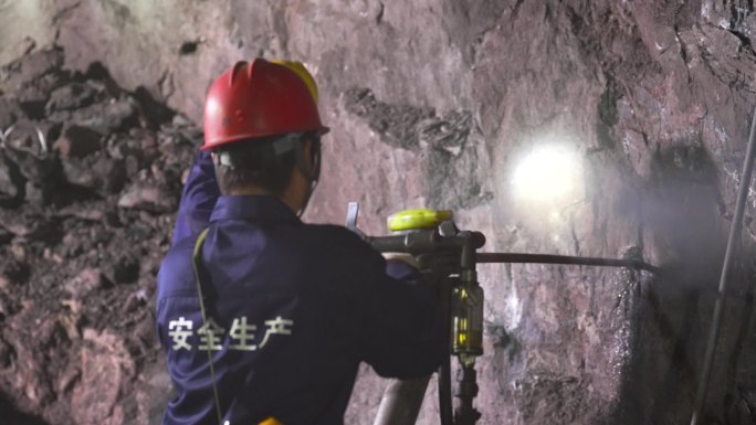 煤矿金属矿挖矿工人挖矿开采探洞空镜3