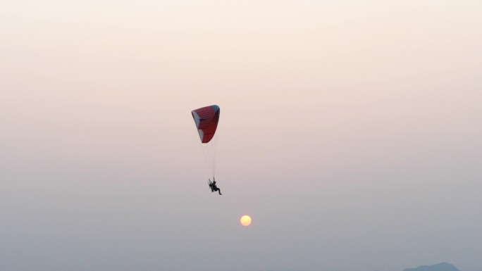 动力伞运动与夕阳美景