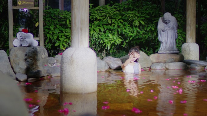 美女泡温泉温泉汤泉室外温泉火山温泉度假