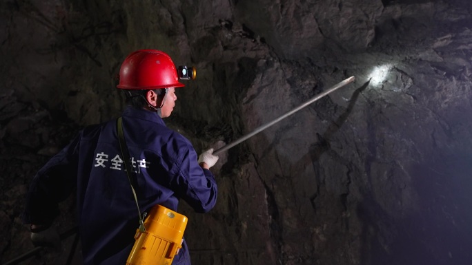 煤矿金属矿挖矿工人挖矿开采探洞空镜5