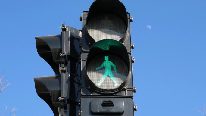 交通信号灯绿灯行人红灯停视频素材