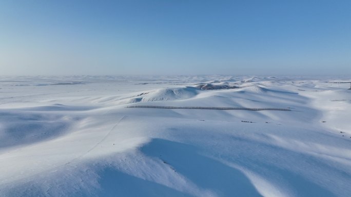 茫茫原野积雪覆盖的山坡