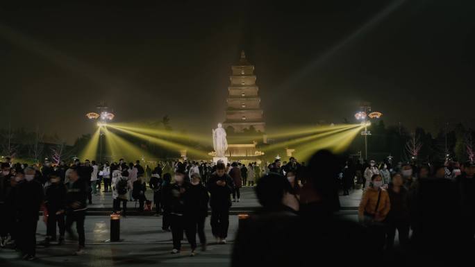 西安大唐西安不夜城延时夜景人流车流