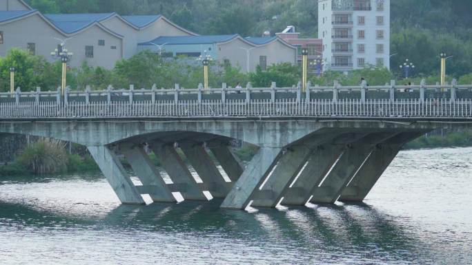 4k小城县城的大桥车辆行人与河流水面生活