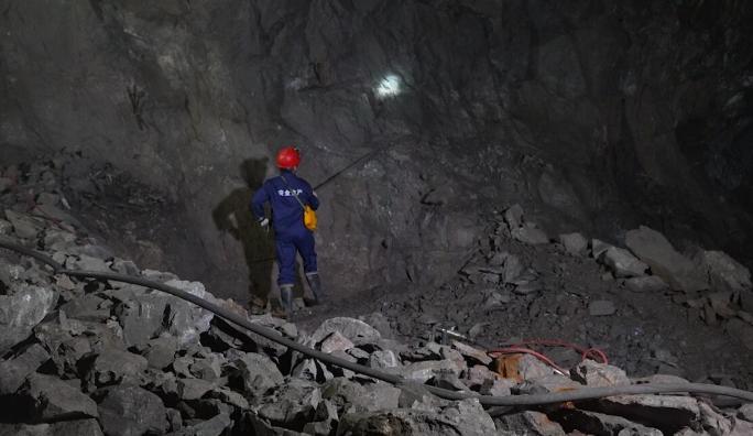 煤矿金属矿挖矿工人挖矿开采探洞空镜