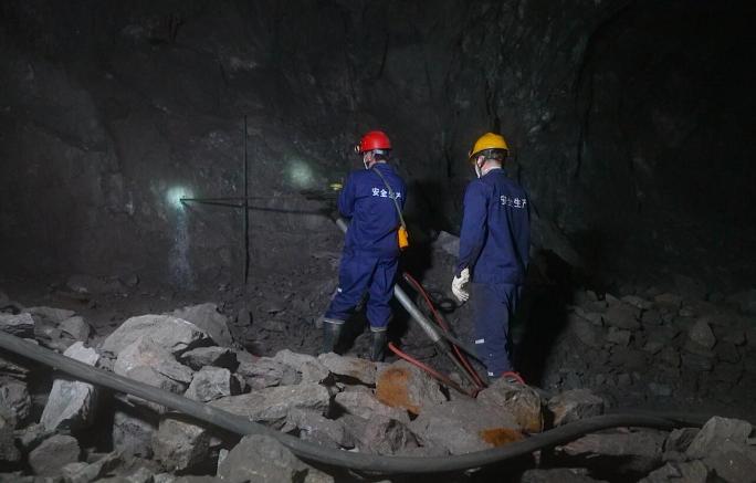 煤矿金属矿挖矿工人挖矿开采探洞空镜合集2