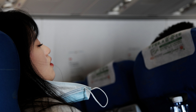 美女在飞机上睡觉 翻阅杂志 学习 扣手机
