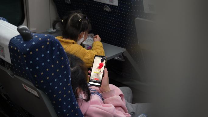 4K 小孩子在高铁火车上玩手机刷视频
