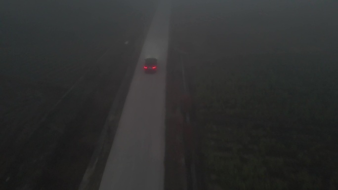 平凡之路车在雾中前行适合迷茫情绪