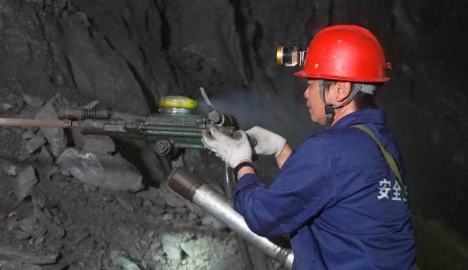 煤矿金属矿挖矿工人挖矿开采探洞空镜4