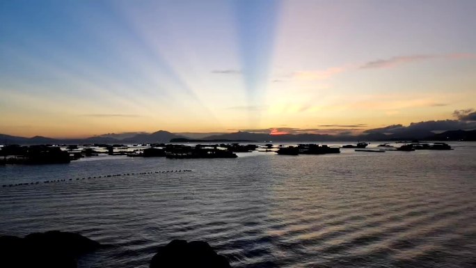 海边日落晚霞丁达尔效应的延时摄影