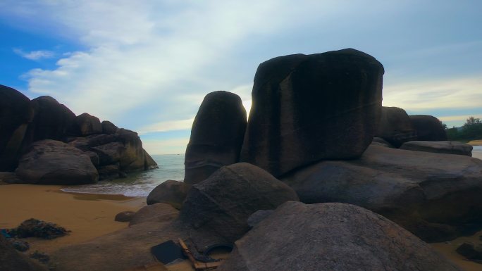 三亚海边岩石沙滩