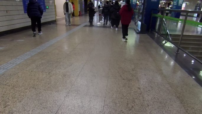 步行 城市 第一人称 地铁 白天058