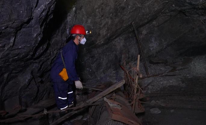 煤矿金属矿挖矿工人挖矿开采探洞作业