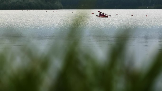 湖面划船