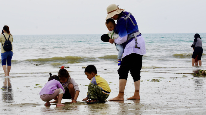 孩子们在海边快乐玩耍
