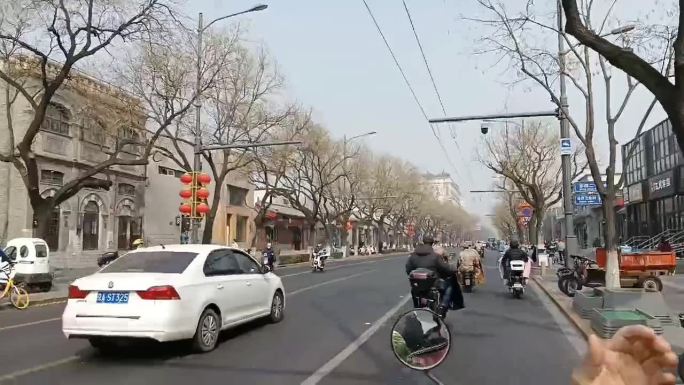 街景马路上的行人车辆