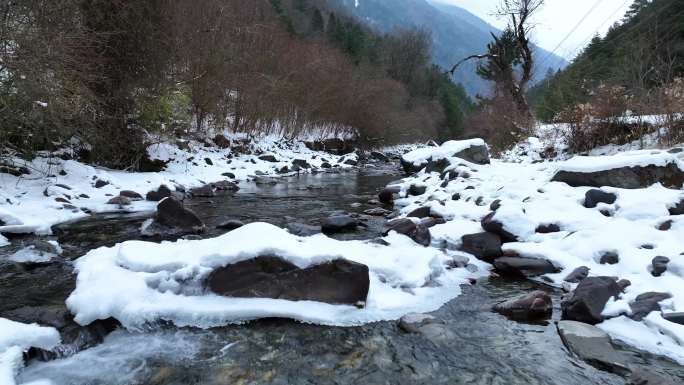 冬天郊外的小溪溪流4K航拍