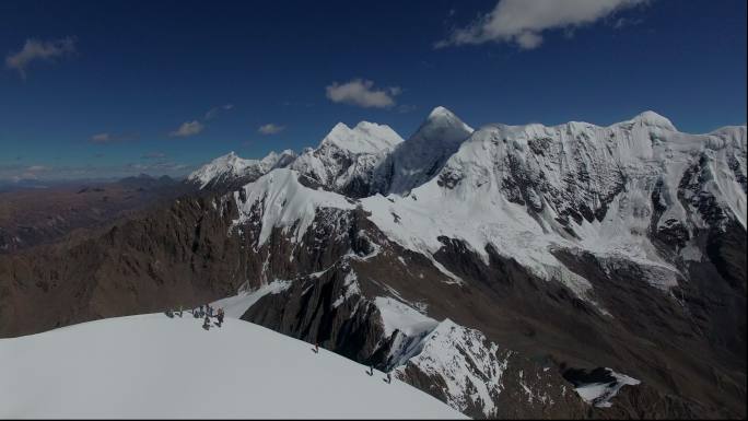 贡嘎雪山登山队登顶 航拍