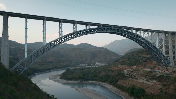 云南滇西怒江上在建的钢架桥
