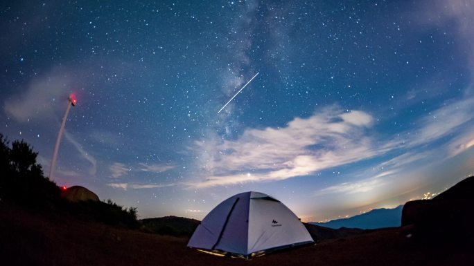 星空银河下的帐篷延时摄影