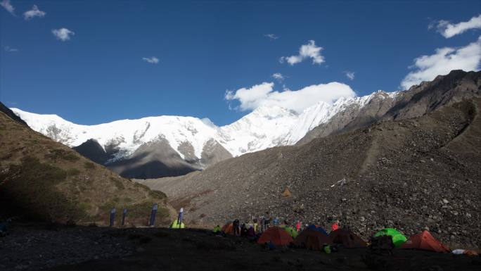 贡嘎雪山脚下营地光线变化