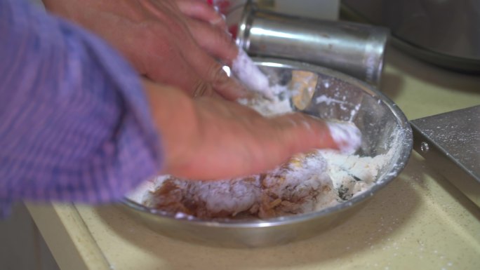 一位厨师正在制作油炸吉列猪扒和吉列鸡扒