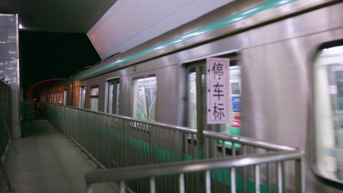 北京地铁进站